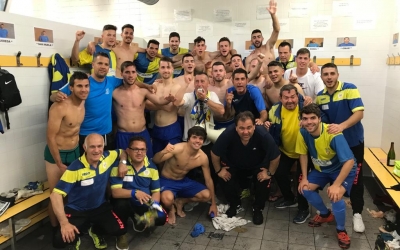 La plantilla del Sabadell Nord celebra la permanència ahir al vestidor del Municipal de Ca n'Oriac | Adrián Arroyo